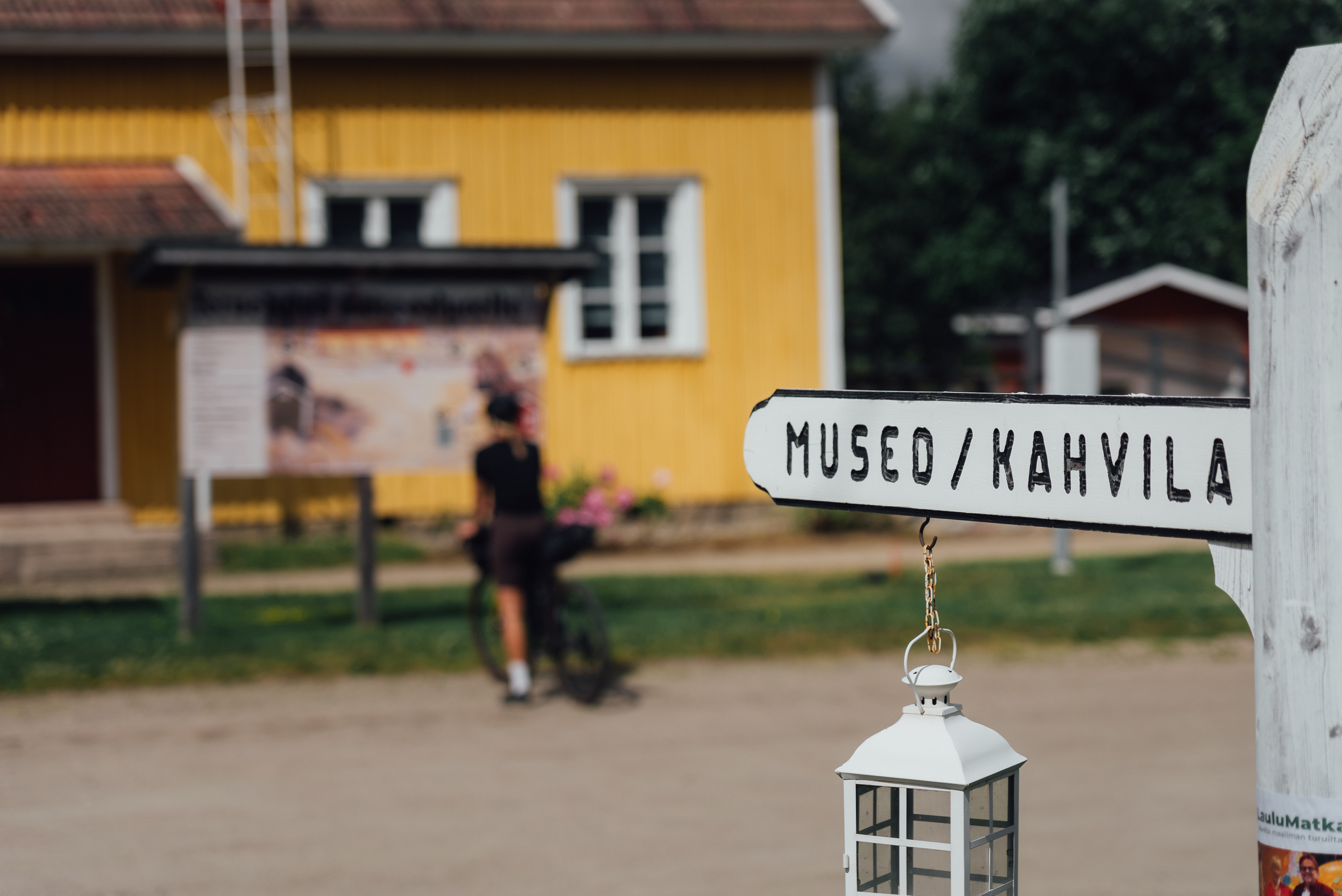 museo sign and a biker on the background