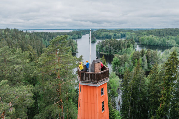 Pyöräilijät ovat nousseet Kaukolanharjun näkötorniin katsomaan järviylängön maisemia.