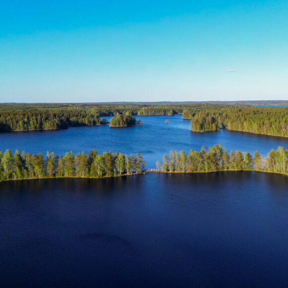 Kapea kannas järvien välissä.