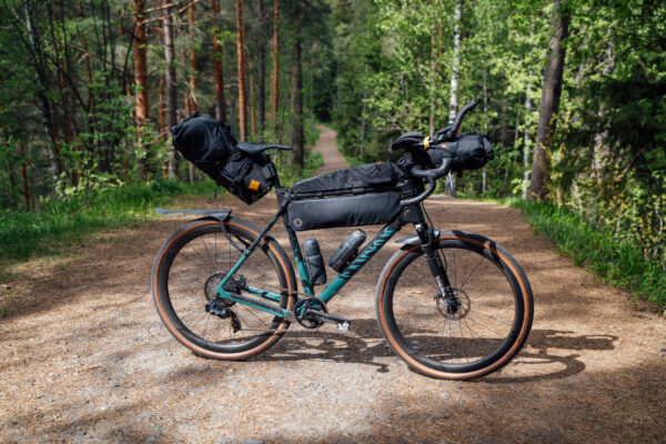 Bikepacking pyörä metsässä ulkoilureitillä.