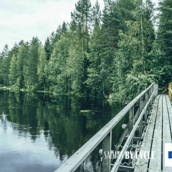 Puusilta ylittää vesistön. Taustalla metsää.