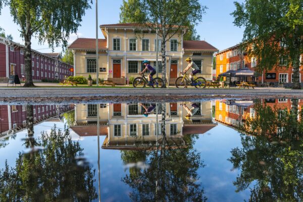 Kaksi pyöräilijää pyöräilemässä Nuutajärven Lasikylässä