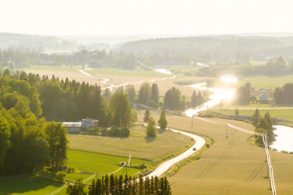 Taikayöntien polveilevaa reittiä