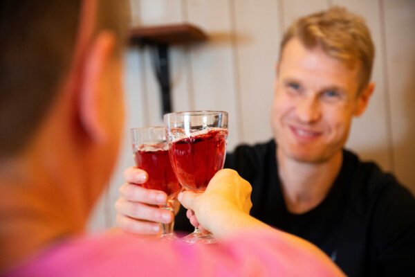 Kaksi ihmistä kippistää