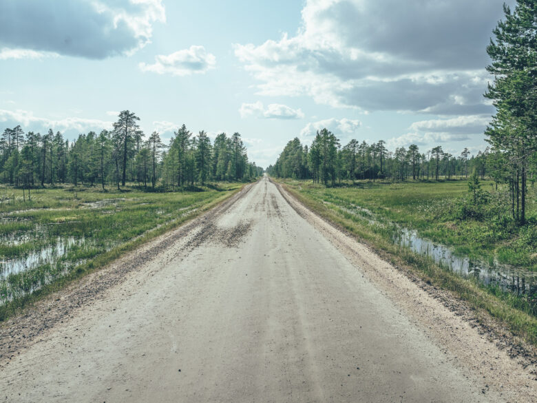 hiekkatie suon halki