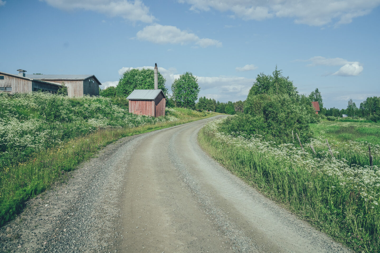pieni kylä ja hiekkatie