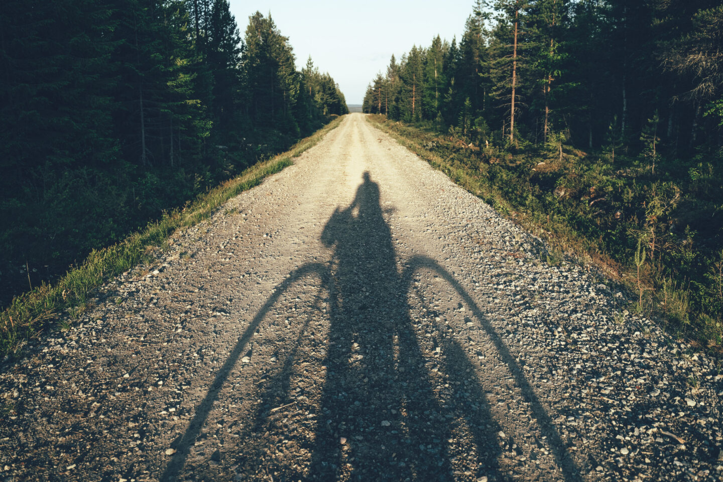 pyöräiljän varjo tiellä