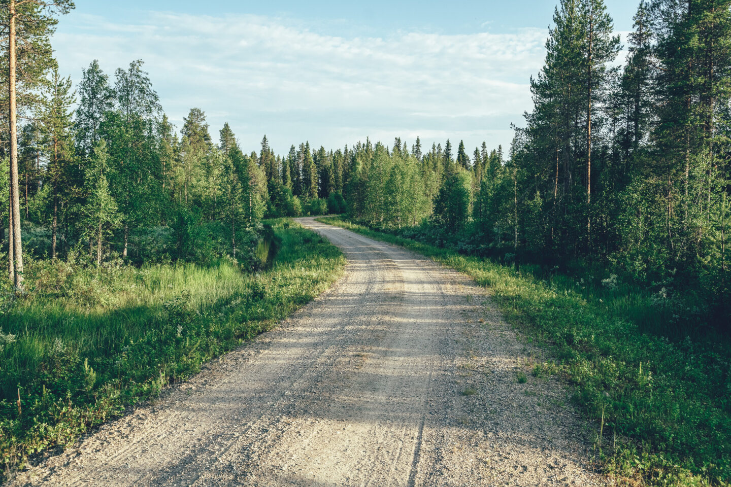 hiekkatie ilta-auringossa