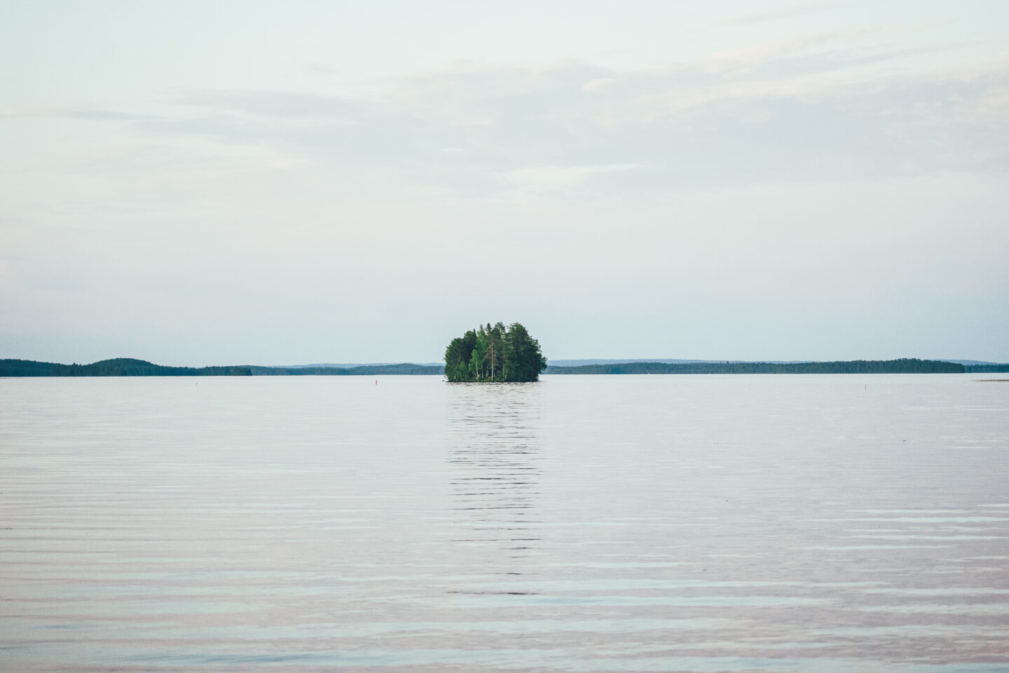 pieni puinen saari järvellä