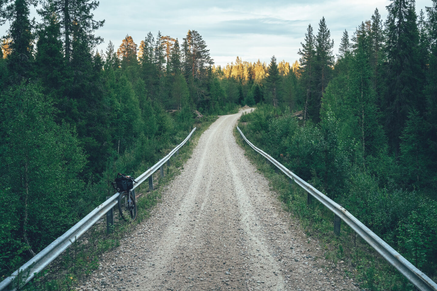 Hiekkatie ja pyörä