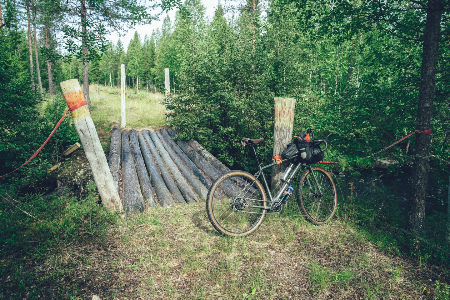 vanha puusilta ja pyörä