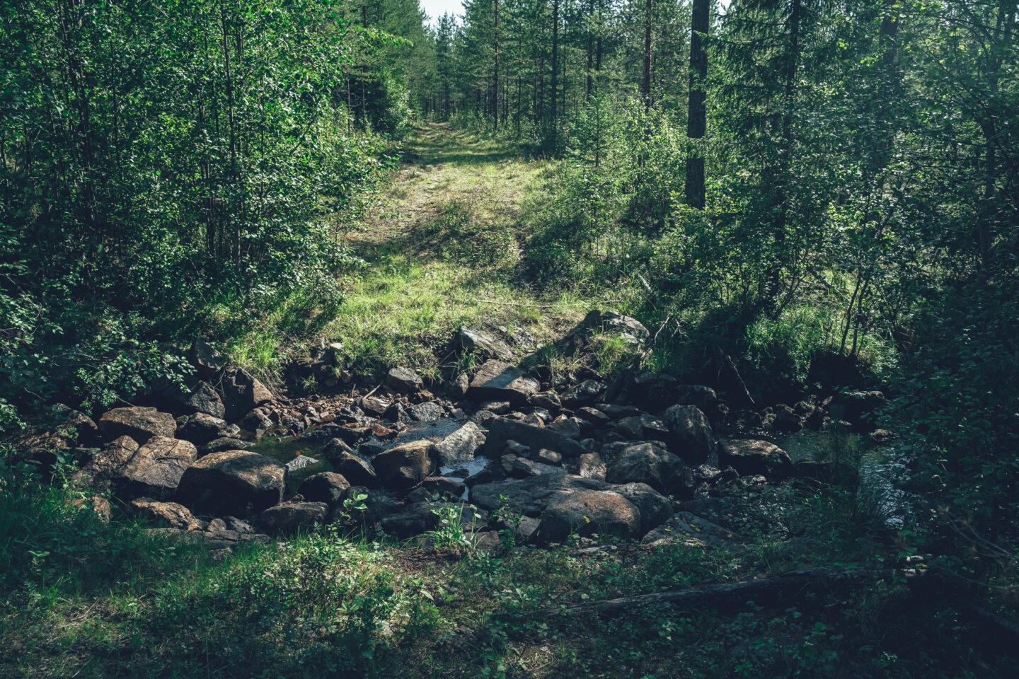 kivinen puron ylitys