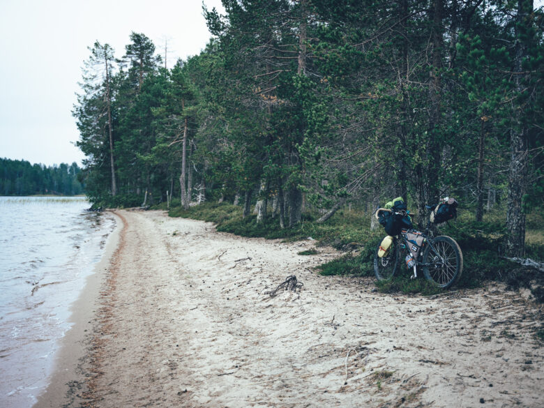 hiekkaranta ja pyörä