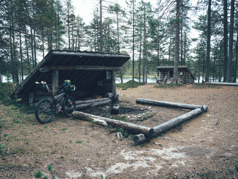 laavu järven rannalla