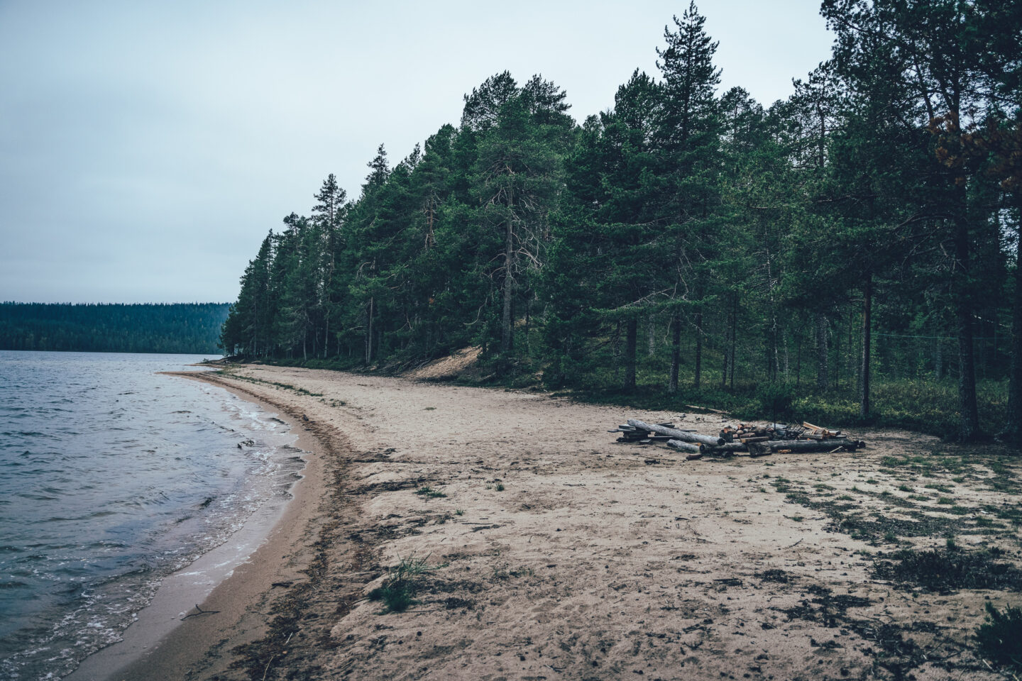 nuotiopaikka rannalla